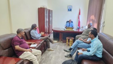 مدير عام المخا يبحث مع الصليب الأحمر تنفيذ المرحلة الثانية من دعم الصيادين