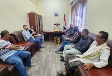 مدير عام المخا يبحث مع وفد الصليب الأحمر دعم احتياجات الصيادين