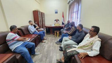 مدير عام المخا يبحث مع وفد الصليب الأحمر دعم احتياجات الصيادين