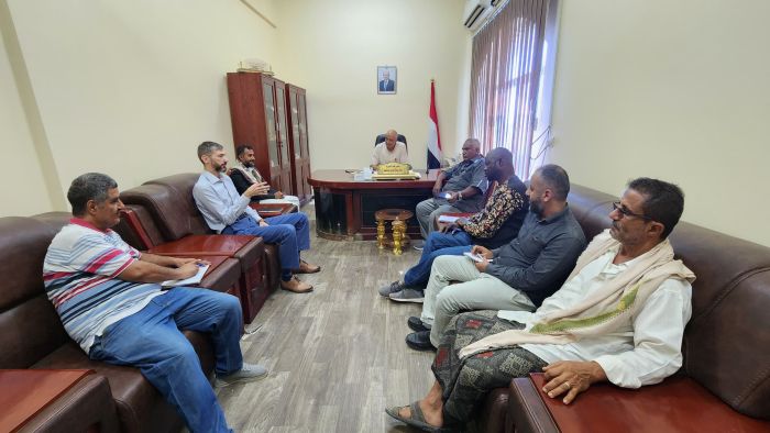 مدير عام المخا يبحث مع وفد الصليب الأحمر دعم احتياجات الصيادين