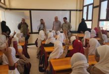 مدير عام المخا يتفقد سير العملية التعليمية ويشيد بجهود الكادر التربوي في مواجهة التحديات