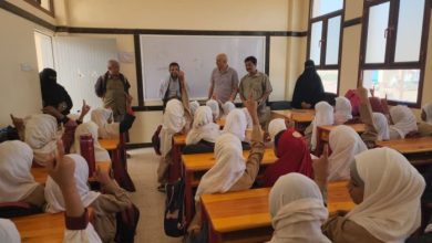 مدير عام المخا يتفقد سير العملية التعليمية ويشيد بجهود الكادر التربوي في مواجهة التحديات