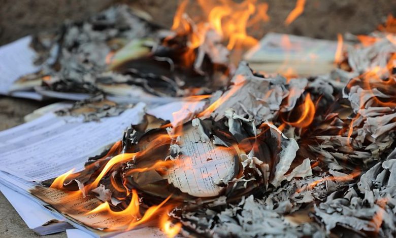 مصلحة الأحوال المدنية تتلف أوراقاً ثبوتية قديمة ضبطت أثناء تهريبها من مناطق ميليشيات الحوثي الارهابية