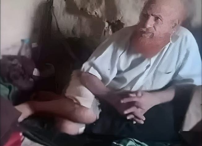 مليشيا الحوثي تقتل شيخًا قبَليًا مسنًا في إب بعد محاصرة منزله