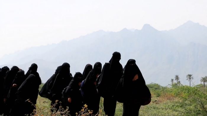 من مقبنة إلى حيس… فتيات يقطعن مسافات طويلة في سبيل التعليم