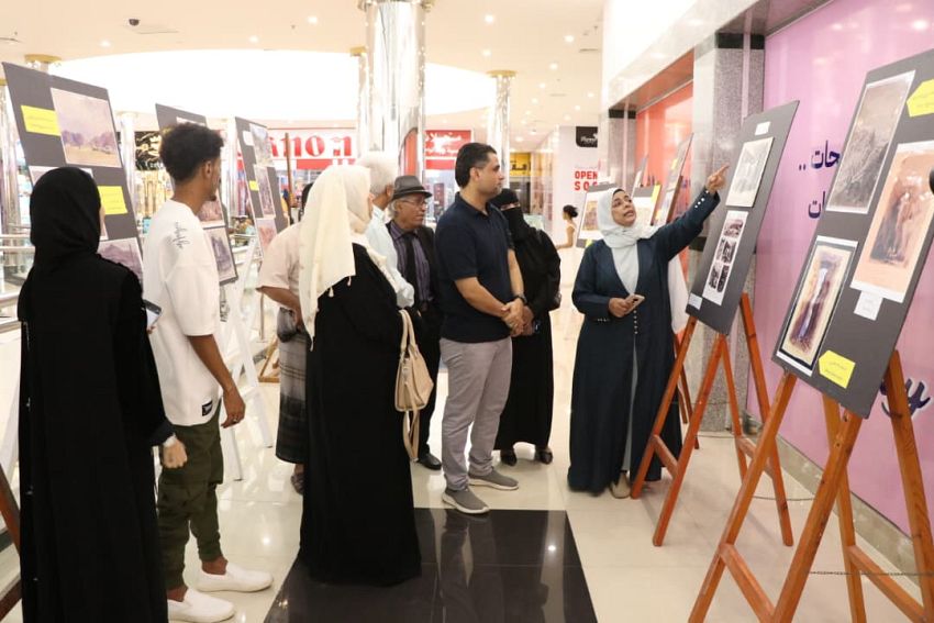 نائب وزير الإعلام والثقافة والسياحة يطلع على معرض عدن للصور