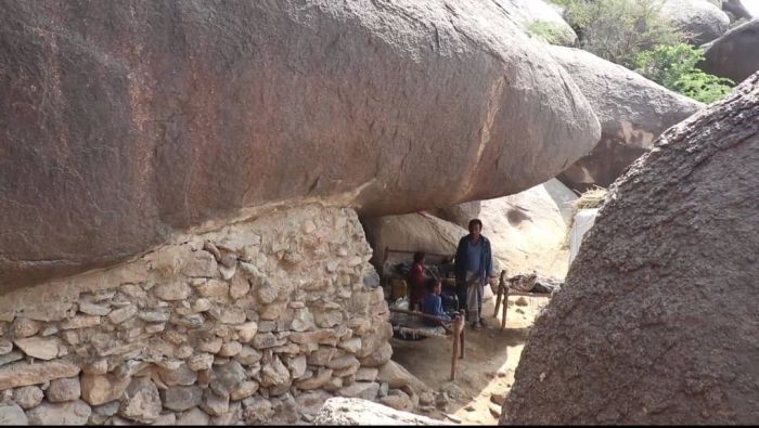 نازحون في حيس.. حياة معلقة على سفوح الجبال