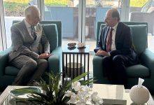 وزير الخارجية يبحث مع مسؤول في المفوضية الأوروبية تعزيز التعاون ودعم البرامج الإنسانية والتنموية