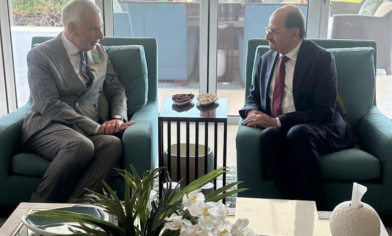 وزير الخارجية يبحث مع مسؤول في المفوضية الأوروبية تعزيز التعاون ودعم البرامج الإنسانية والتنموية