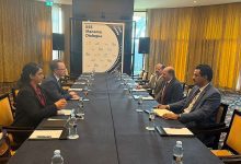 وزير الخارجية يلتقي السفير الكندي لدى اليمن