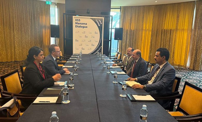 وزير الخارجية يلتقي السفير الكندي لدى اليمن