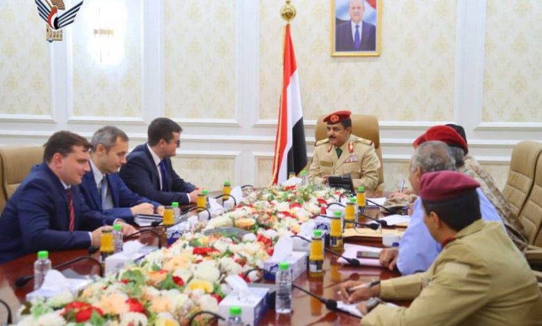وزير الدفاع يبحث مع السفير الروسي مستجدات الأوضاع في اليمن وتعزيز التعاون الدفاعي
