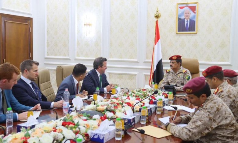 وزير الدفاع يبحث مع الملحق العسكري البريطاني تعزيز التعاون المشترك
