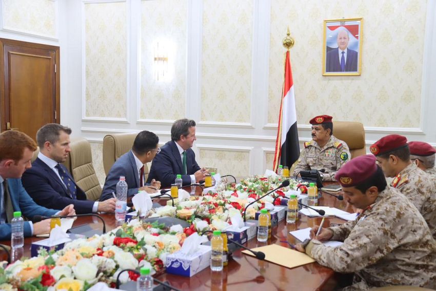 وزير الدفاع يبحث مع الملحق العسكري البريطاني تعزيز التعاون المشترك