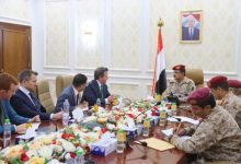 وزير الدفاع يحذر خلال لقائه الملحق العسكري البريطاني من تنامي خطر تحالف الحوثيين مع التنظيمات الإرهابية