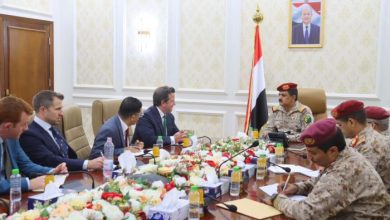 وزير الدفاع يحذر خلال لقائه الملحق العسكري البريطاني من تنامي خطر تحالف الحوثيين مع التنظيمات الإرهابية