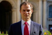 وزير الدولة البريطاني يؤكد التزام بلاده بالسلام والازدهار الدائمين في اليمن