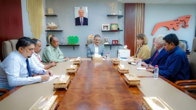 وزير الدولة محافظ عدن يبحث مع وفد حكومي هولندي سبل تطوير مؤسسة مياه عدن