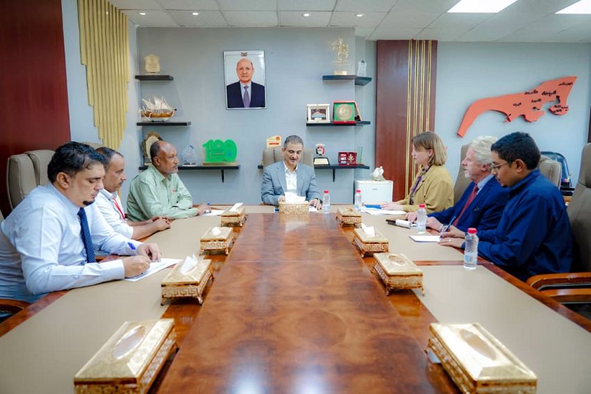 وزير الدولة محافظ عدن يبحث مع وفد حكومي هولندي سبل تطوير مؤسسة مياه عدن