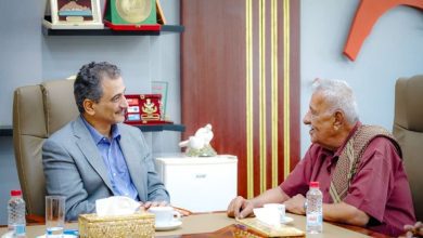 وزير الدولة محافظ عدن يكرّم الأديب محمد ناصر شراء بدرع الوفاء والإبداع