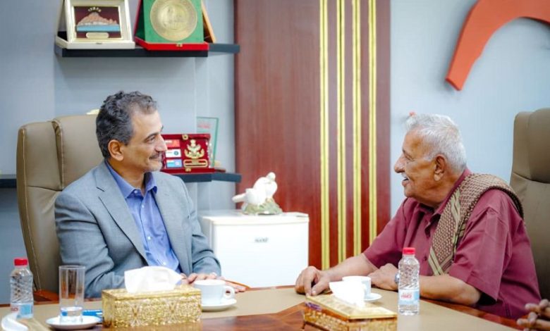 وزير الدولة محافظ عدن يكرّم الأديب محمد ناصر شراء بدرع الوفاء والإبداع