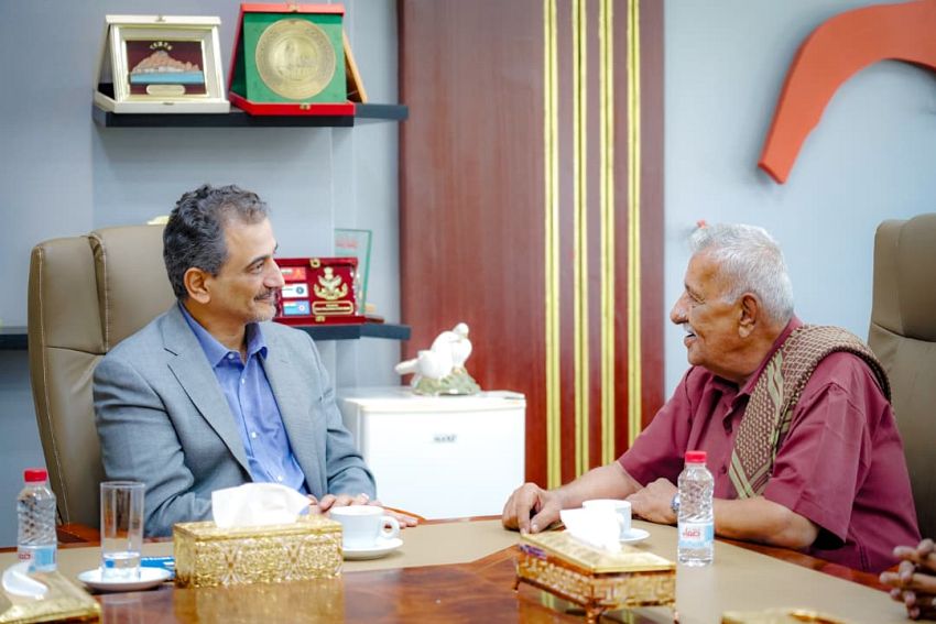 وزير الدولة محافظ عدن يكرّم الأديب محمد ناصر شراء بدرع الوفاء والإبداع