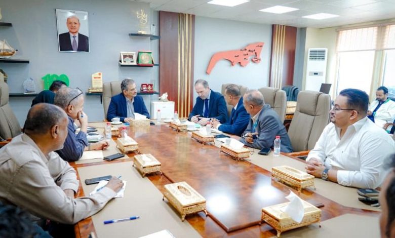 وزير الدولة محافظ عدن يناقش مع الـ (UNOPS) سير العمل في مشروع خط الخمسين