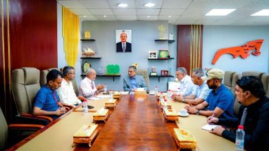 وزير الدولة محافظ عدن يناقش مع قيادة هيئة المساحة الجيولوجية مخاطر الانهيارات الصخرية