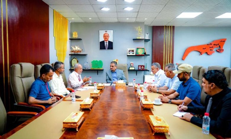 وزير الدولة محافظ عدن يناقش مع قيادة هيئة المساحة الجيولوجية مخاطر الانهيارات الصخرية