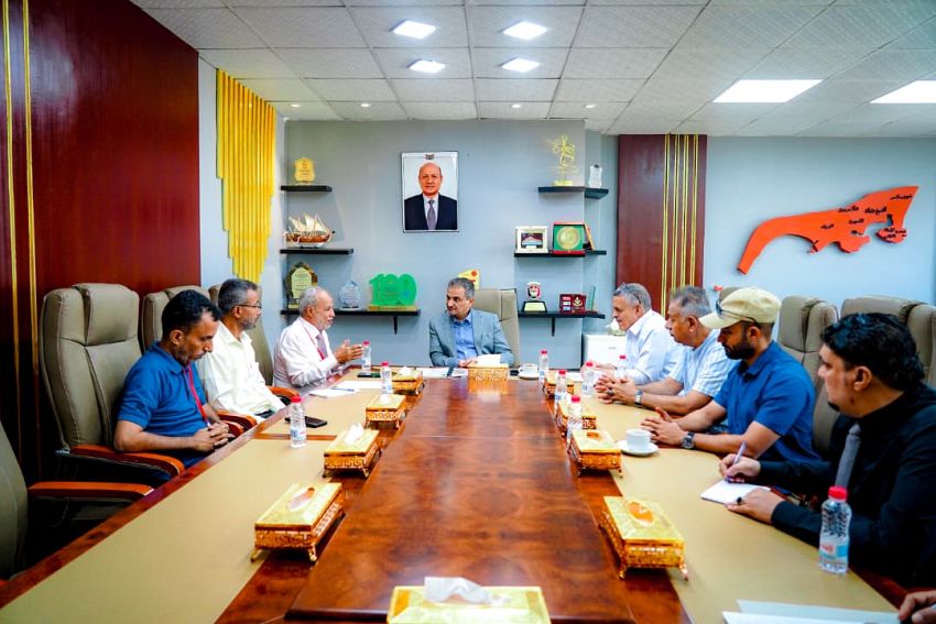 وزير الدولة محافظ عدن يناقش مع قيادة هيئة المساحة الجيولوجية مخاطر الانهيارات الصخرية