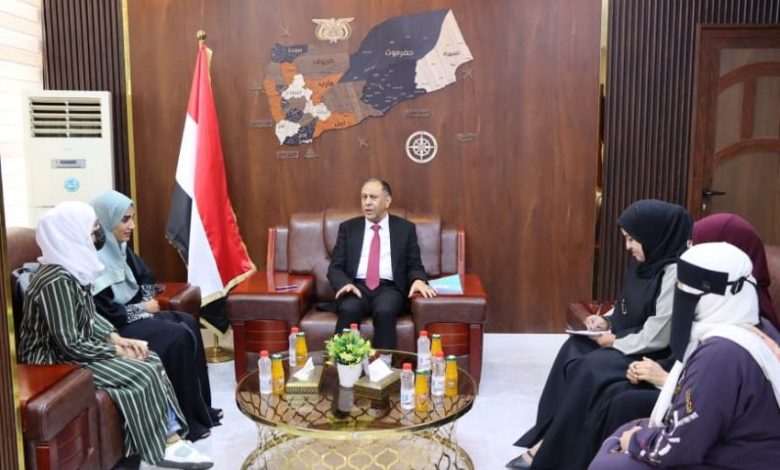 وزير الصناعية والتجارة يؤكد على أهمية تمكين المرأة اقتصاديا