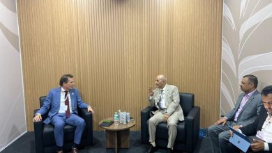 وزير المياه والبيئة يبحث مع مسؤول هولندي عدد من المشاريع والمبادرات المشتركة