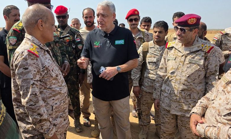 وفد عسكري يزور مقر مشروع "مسام" في ميدي بمحافظة حجة