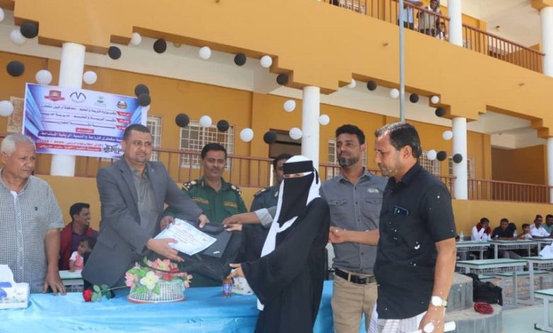 وكيل سقطرى يكرم أوائل الطلاب والطالبات بمدرسة الفقيد بن محروس