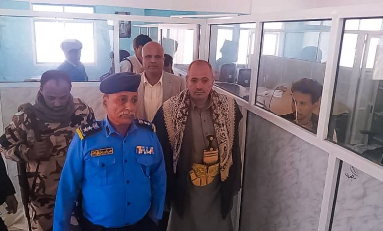 وكيل محافظة تعز يطلع على سير التجهيزات في مركز الإصدار الآلي