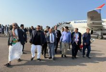 يتقدمهم الشيخ سلطان البركاني.. وصول قيادات سياسية الى مطار المخا للمشاركة في إحياء ذكرى ثورة 2 ديسمبر