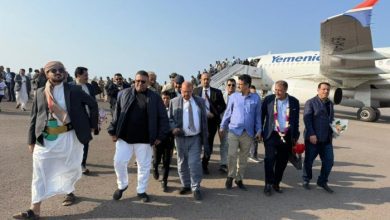 يتقدمهم الشيخ سلطان البركاني.. وصول قيادات سياسية الى مطار المخا للمشاركة في إحياء ذكرى ثورة 2 ديسمبر