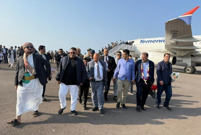 يتقدمهم الشيخ سلطان البركاني.. وصول قيادات سياسية الى مطار المخا للمشاركة في إحياء ذكرى ثورة 2 ديسمبر