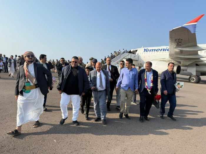 يتقدمهم الشيخ سلطان البركاني.. وصول قيادات سياسية الى مطار المخا للمشاركة في إحياء ذكرى ثورة 2 ديسمبر