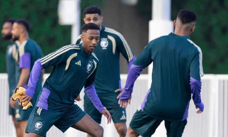 عناوين الصحف الرياضية: قمة أتلتيكو وبرشلونة وبداية نارية لكأس العرب