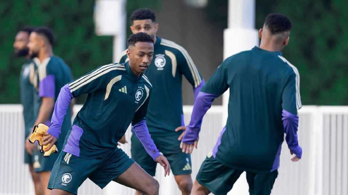 عناوين الصحف الرياضية: قمة أتلتيكو وبرشلونة وبداية نارية لكأس العرب