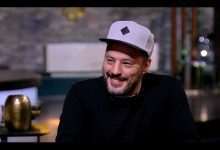 امرأة تبحث عن