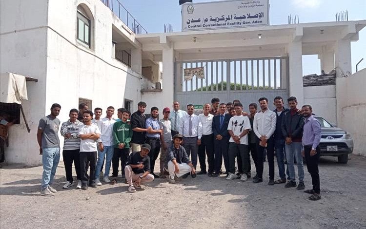 طلبة كلية الحقوق - جامعة عدن -  ينفذون نزولًا ميدانيًّا إلى إصلاحيةِ السجنِ المركزي بعدن