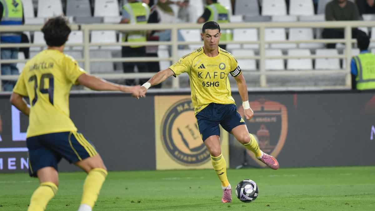 هل ألقى سلوت بمحمد صلاح