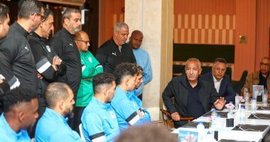 كامل أبو على يزور معسكر المصرى ويجتمع بالجهاز الفنى واللاعبين