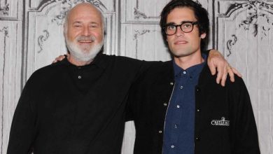 فيديو يظهر نيك راينر قبل ساعات من توقيفه بتهمة قتل والديه