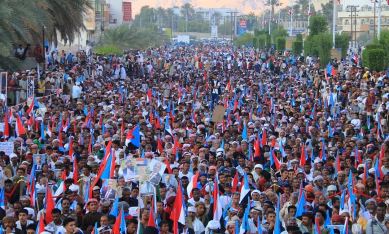 اخبار-حضرموت-|-بدعوة-من-المجلس-الانتقالي.-أبناء-حضرموت-يحتشدون-في-مليونية-الذكرى-الـ58-لعيد-الاستقلال-الجنوبي-في-مدينة-سيئون