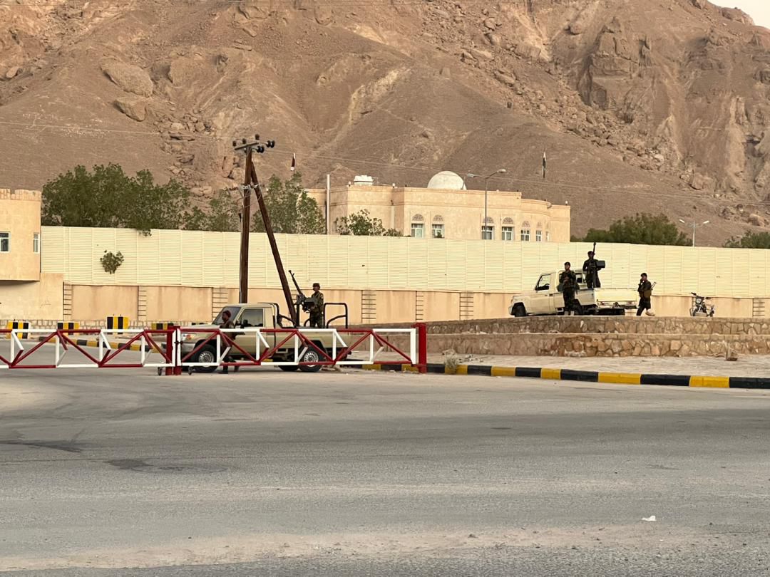 اخبار-حضرموت-|-عاجل-|-تعزيزات-عسكرية-اطلاق-نار-واعتقالات-خلال-مداهمة-ساحة-اعتصام-سيئون