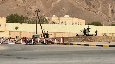 اخبار-حضرموت-|-عاجل-|-تعزيزات-عسكرية-اطلاق-نار-واعتقالات-خلال-مداهمة-ساحة-اعتصام-سيئون