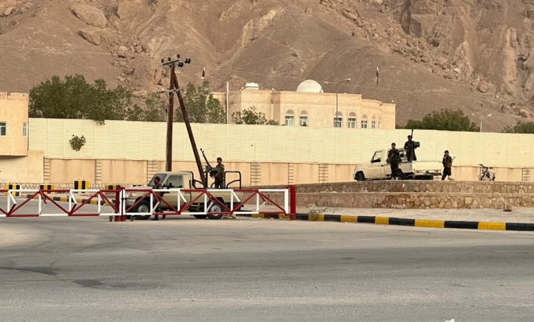 اخبار-حضرموت-|-عاجل-|-تعزيزات-عسكرية-اطلاق-نار-واعتقالات-خلال-مداهمة-ساحة-اعتصام-سيئون